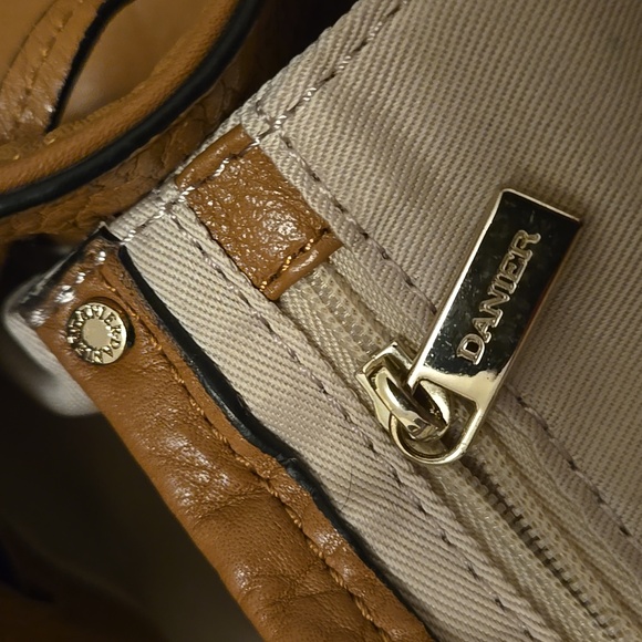 Bucket bag by Danier - Picture 6 of 8